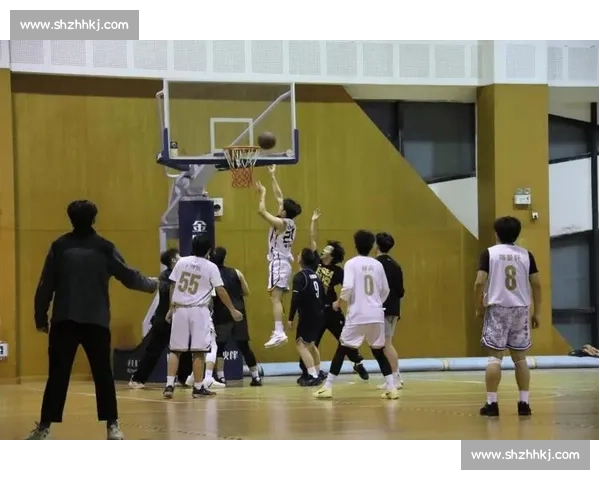 聚焦国家队篮球赛激烈对决 燃情赛场见证顶级球员的荣耀与拼搏 - 副本 (2)